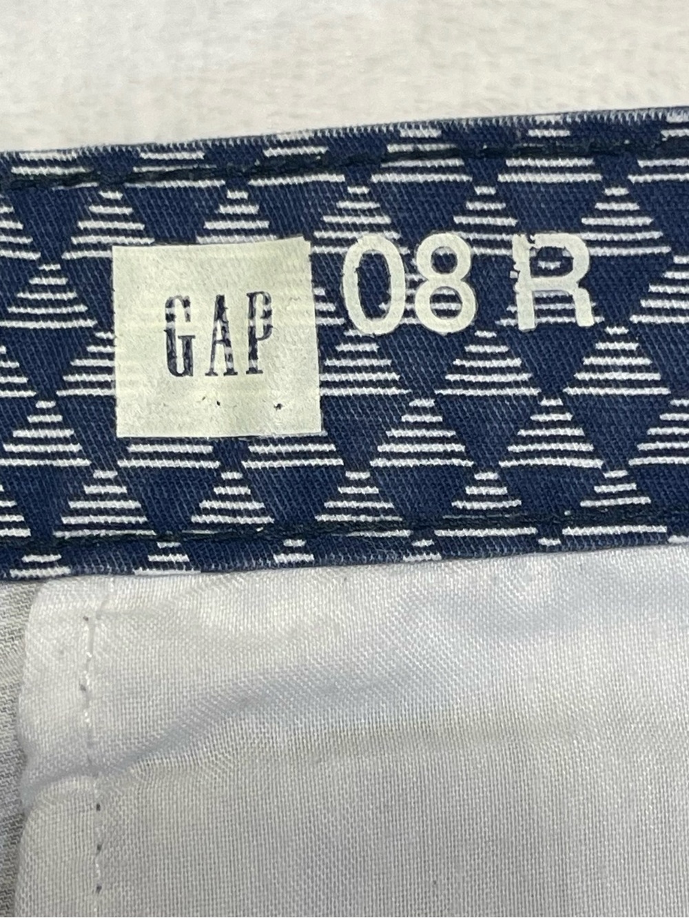GAP Women’s 8 Reg Navy Geometric Triangle Print Shorts 5 Pockets 4” inseam - Picture 3 of 8